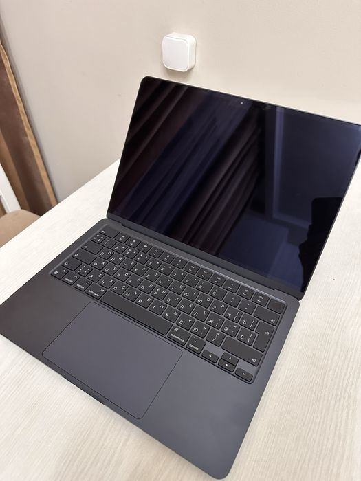 MacBook Air M2 13.6” 16GB / 256GB Midnight
