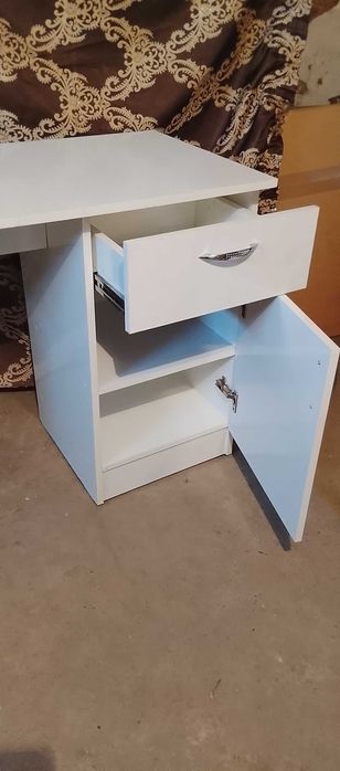 Стол с тумбочкой