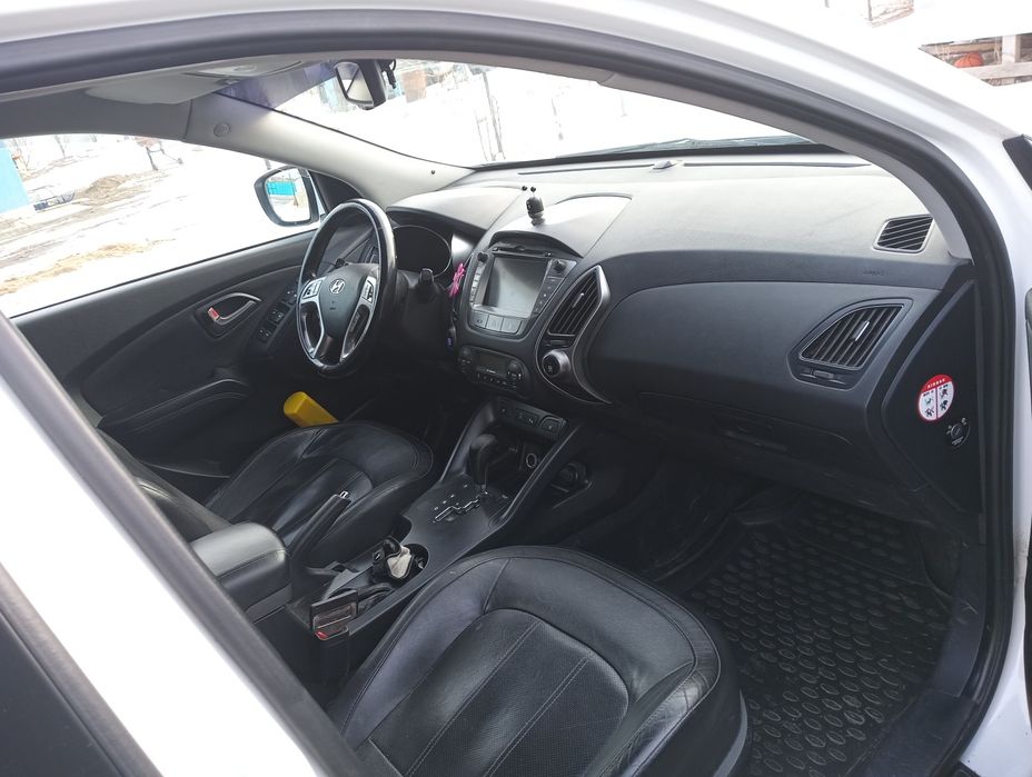 Hyundai ix35.          .