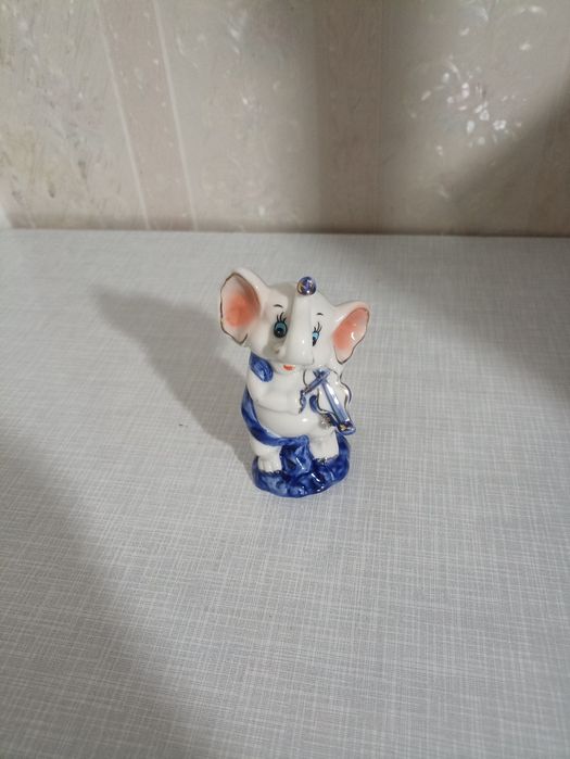 Продам фарфоровую статуэтку слоника