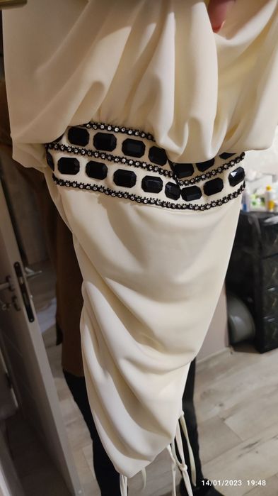 Официална къса рокля с камъни и гол гръб