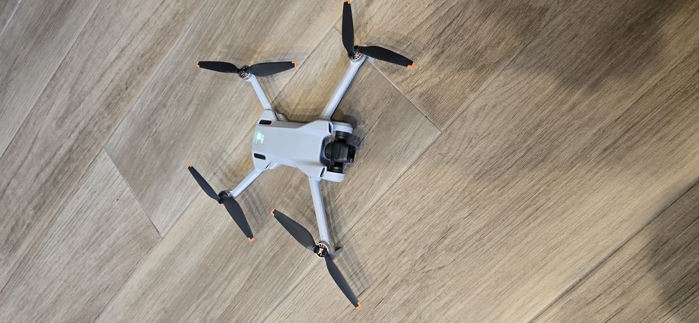 Drona DJI Mini 3 Fly More Combo + Smart Controller