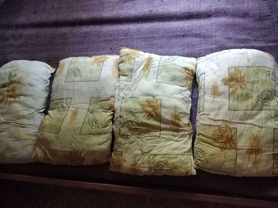 Пет чисто нови дебели възглавници и четири ниски възглавници 55/35 см