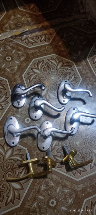 Продам замки, и петли  меж комнатные.