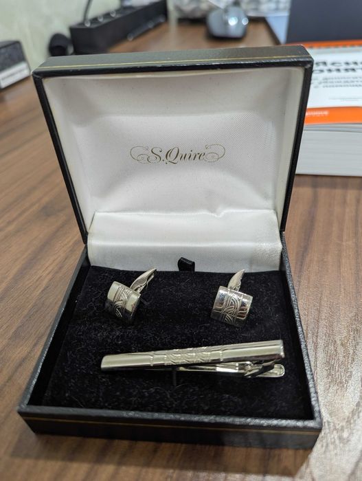 Запонки и защип для галстука.