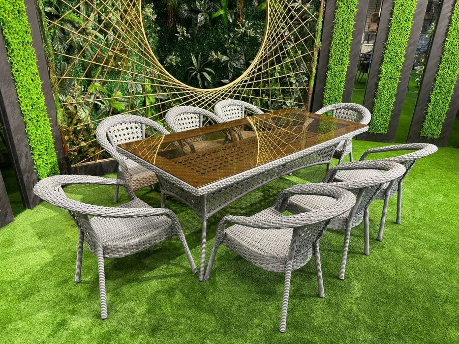 Harbiy kiyimdagi yalangoch seksual qizlar