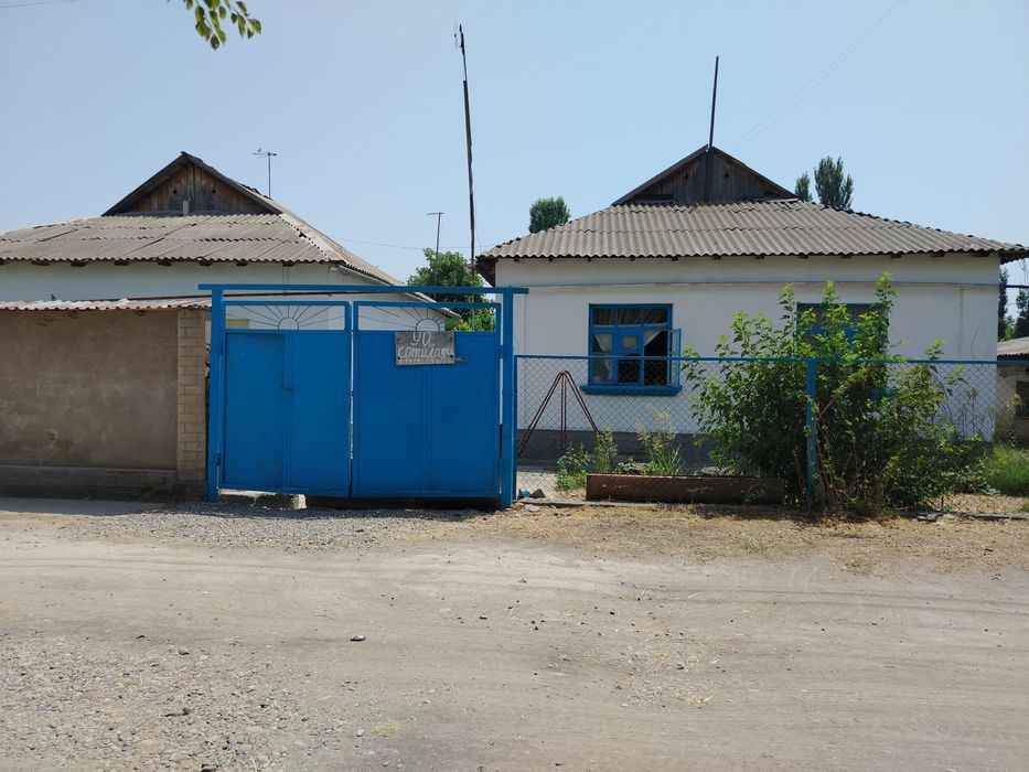 Уй сотилади 5 ҳона, ошҳона байни уй ичида, паравой атапления килинган.