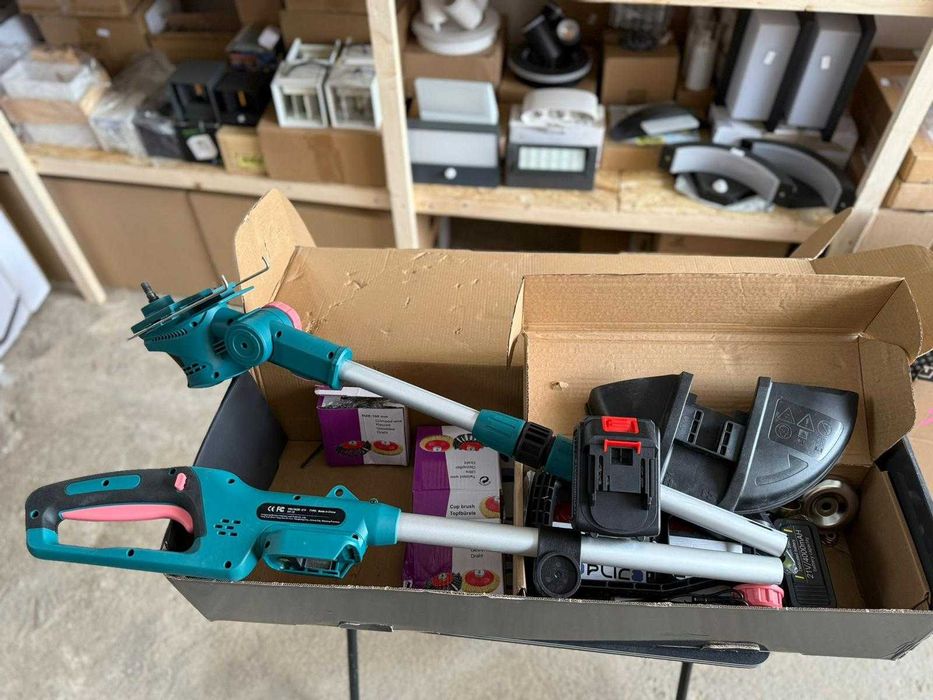 Mașină de tuns iarba cu 2 baterii NOUA