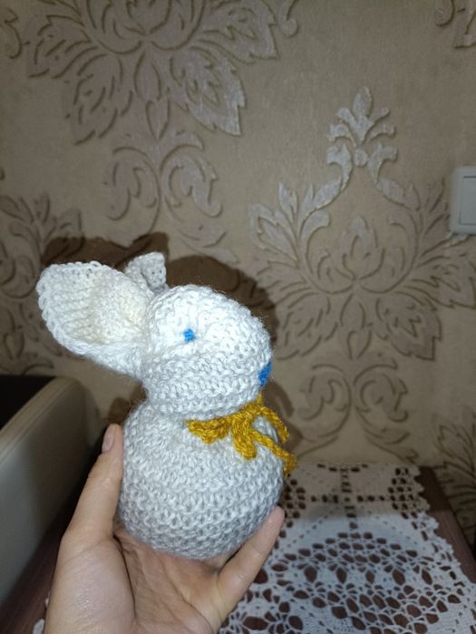 Игрушки ручной работы, брелоки, ёлочные украшения, вязаные из пряжи.