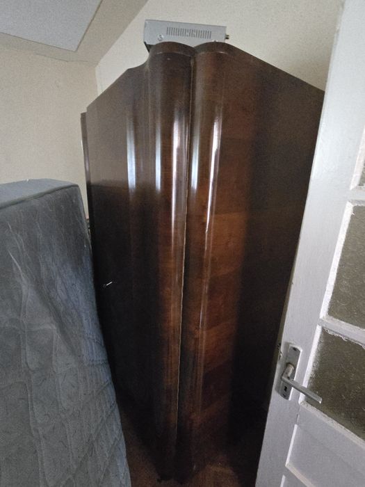 Mobilier vechi din lemn masiv