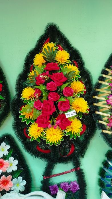 Искусственные цветы, венки