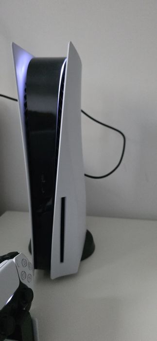 Vând PS5 cu 2 controller si câteva jocuri
