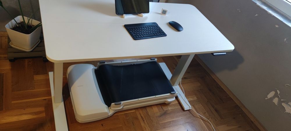 Бяло бюро с електрически механизъм за повдигане, размери: 120/60