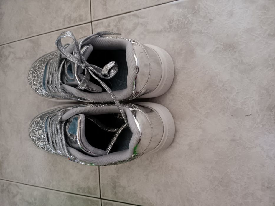 Дамски сребърни маратонки