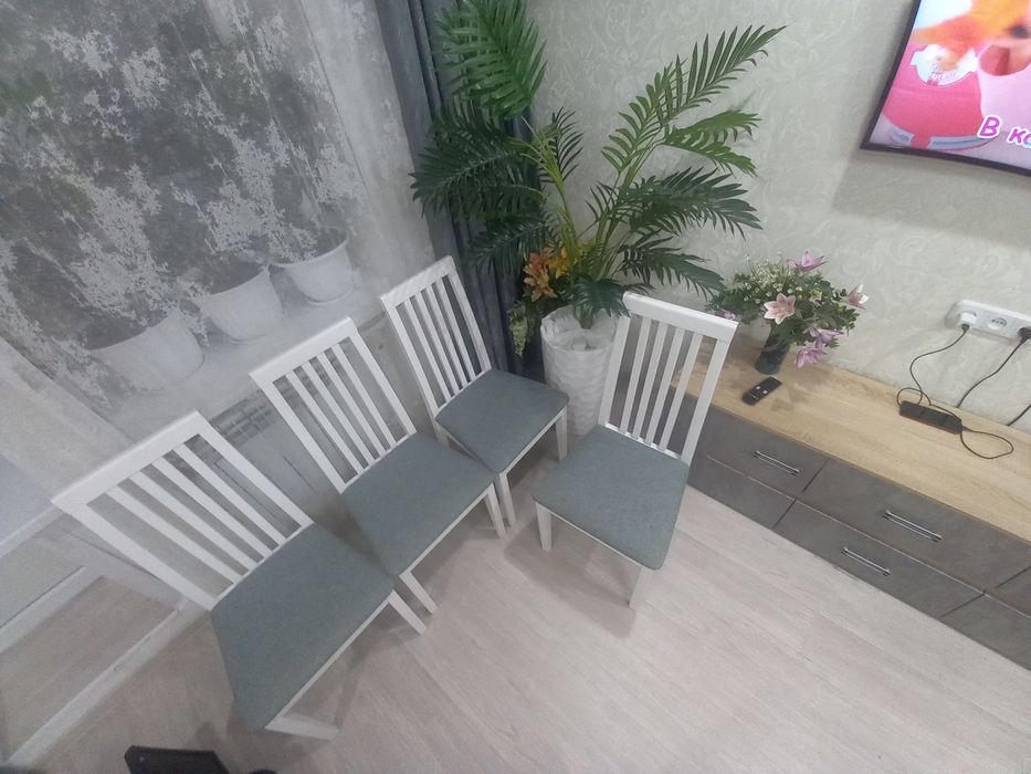 Стулья белые,дерев.