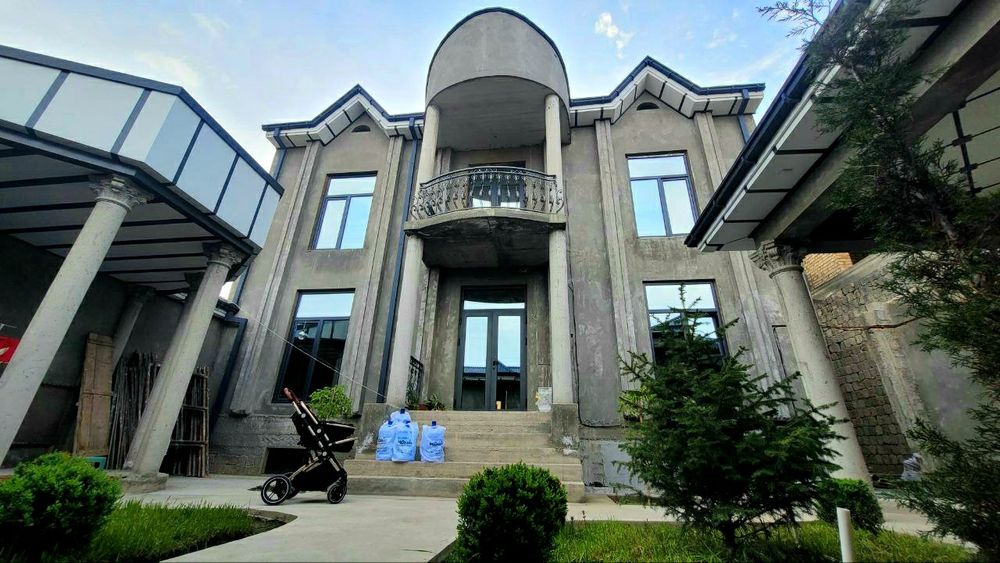 2 qavatli xovli Tanhause,  podval, remontlari bilan,