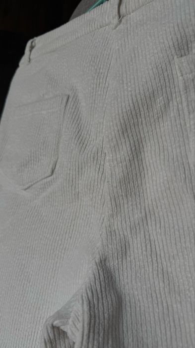 Белые вельветовые с флисом штаны в М размере.