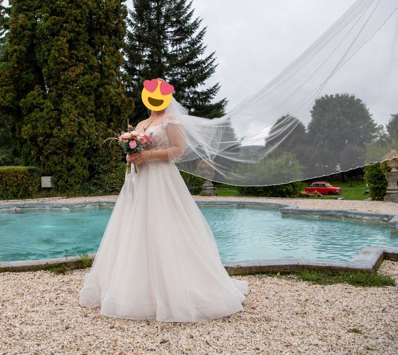 Vând Rochiță de mireasă este inclus voalul și cercul!