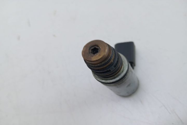 Supapa regulatoare compresor   V15-77-1014 Volkswagen VW Passat B6