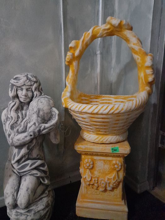 Cișmele, fantani arteziene, statui