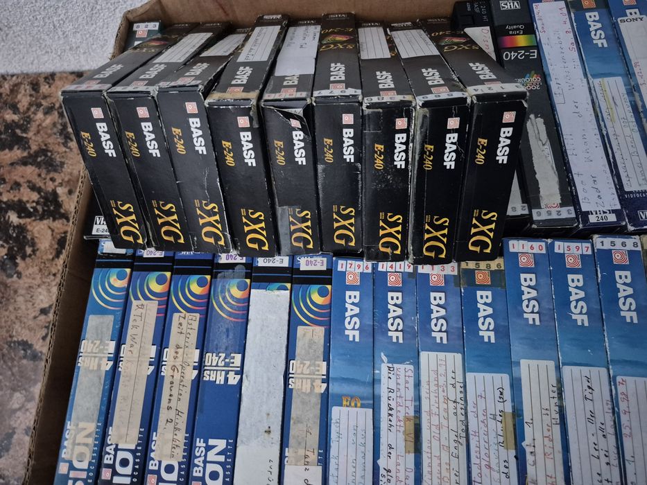 Vând 50 casete video VHS originale Basf de 240 minute cu  filme 


Vân