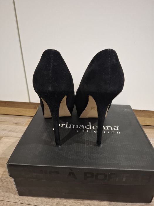 Високи обувки от велур.