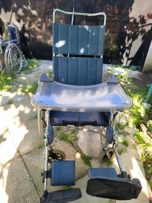 Scaun cu rotile pentru persoane cu dezabilitati