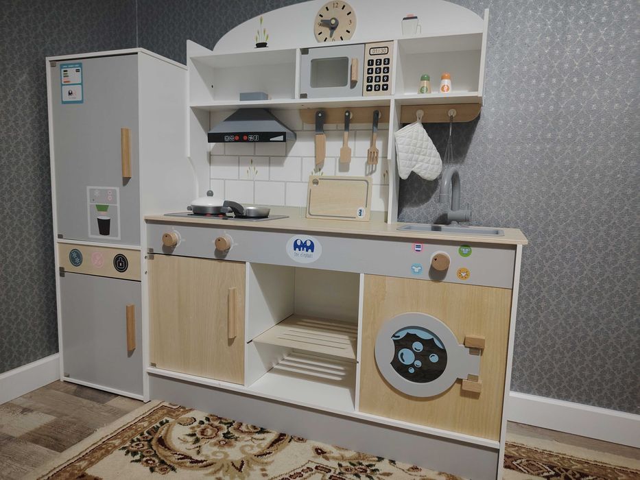 Детский игрушечный кухонный гарнитур.