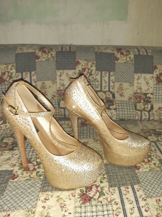 Прекрасные туфли 39 размера