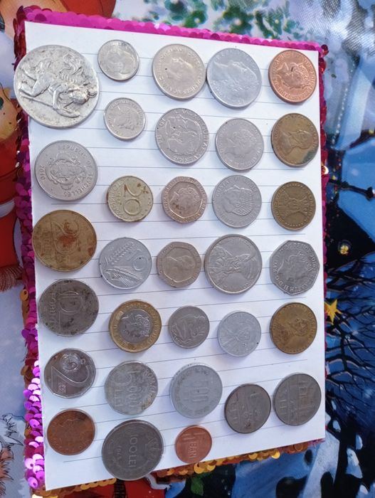 Bancnotă din 2000 cu Eclipsa și monede f vechi