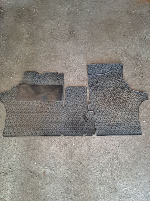 Продавам оргинални гумени стелки за Мерцедес Вито-1999г.