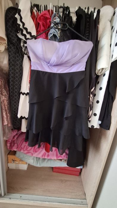 Елегантна рокля лилаво с черно