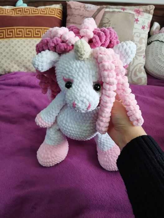 Ръчно направен плетен плюшен еднорог