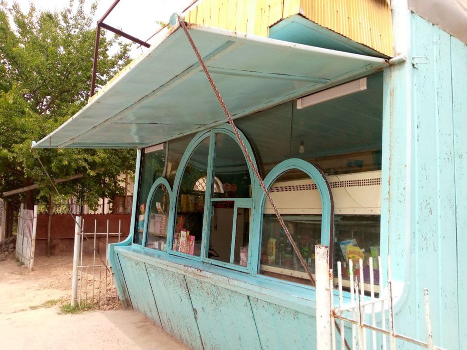 Продается магазин- бутка. Б/у.  Размер 4мх2м, холодилники. Цена 8 млн.