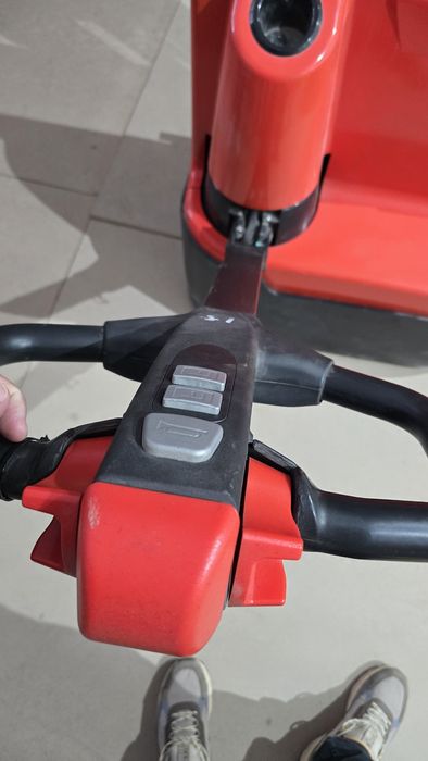 Stivuitor electric Valift 1500 kg, ridicare 3200 mm, 49 ore functionare, intră pe ușă 2 m, deplasare si ridicare full electrice, charger integrat