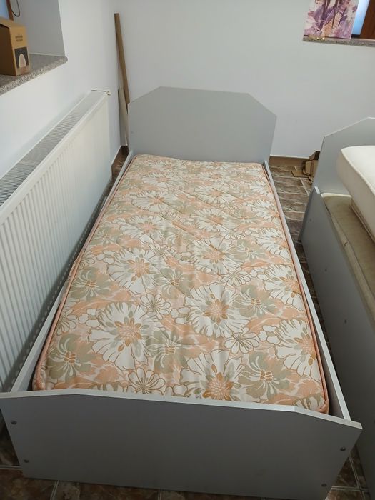 4 PaturiPaturi single (1 persoană) + Saltea + câte 2 Noptiere