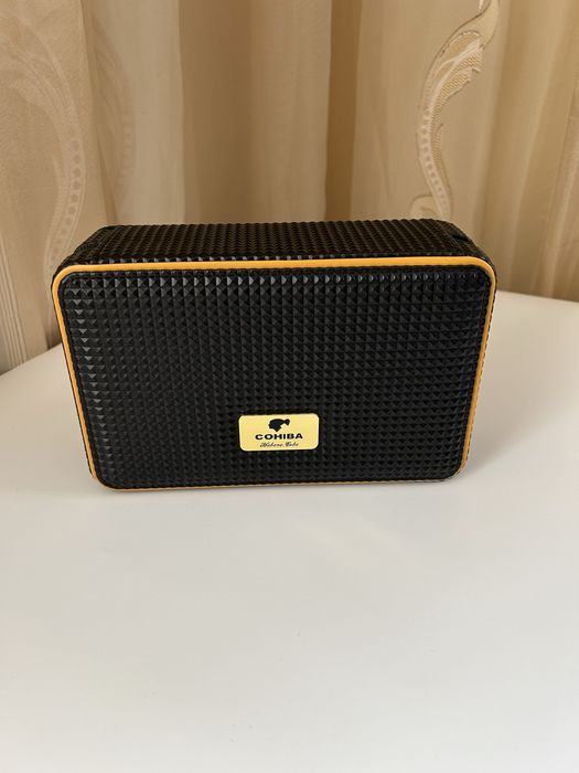 Cohiba преносим кожен хумидор за 4 пури с дигитален хигрометър