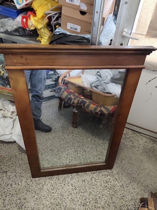 Голямо огледало с дървена рамка