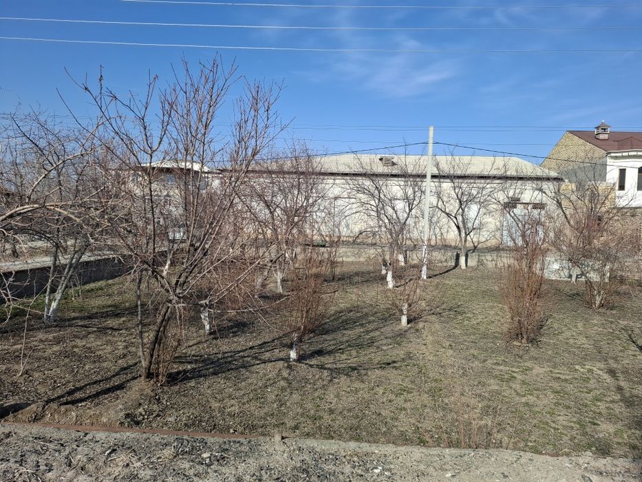 Uy sotiladi 1300 kv xonalar soni 5 garaj ham bor