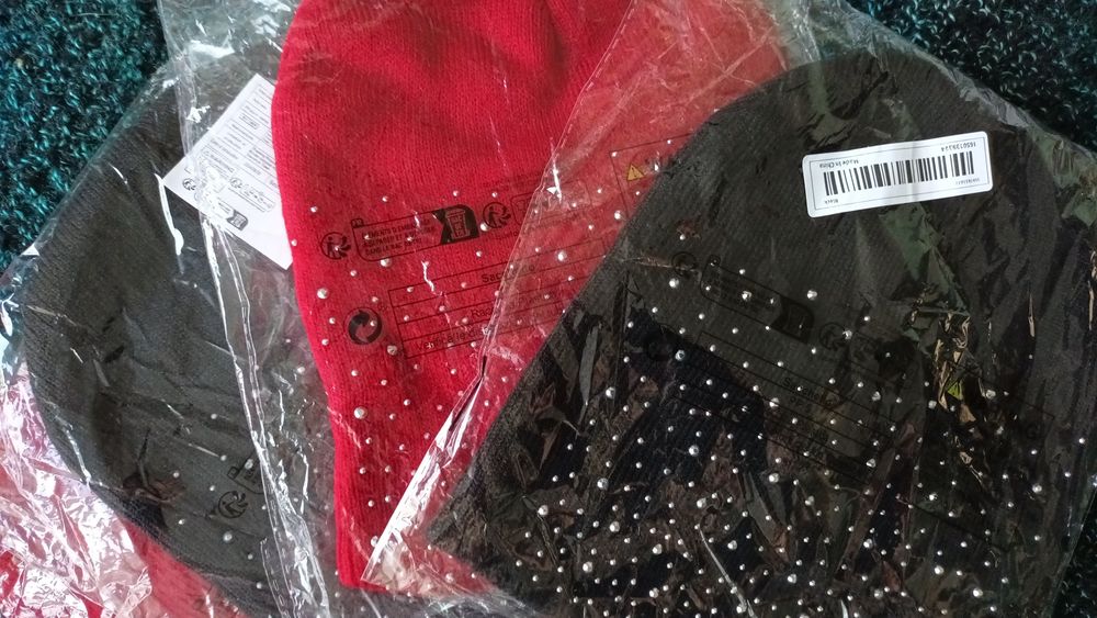 Căciuli cu ștrasuri