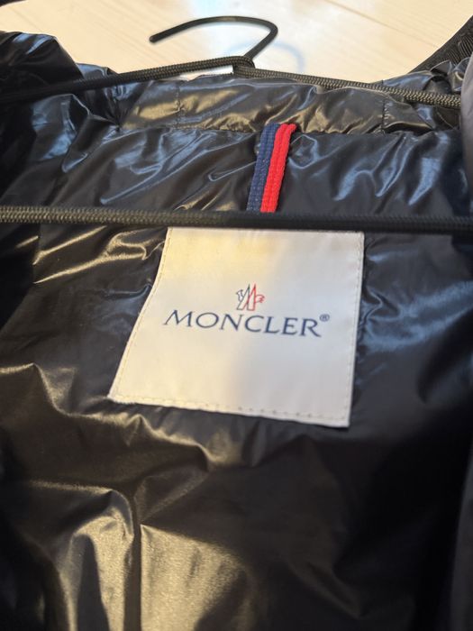 Moncler Flammette Hooded Long Down Jacket, varianta neagră lucioasă, cu croială cambrată și fermoar dublu, marime 00 (XS)