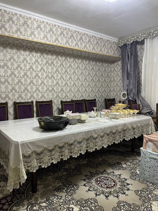 Стол и стулья для зала…….