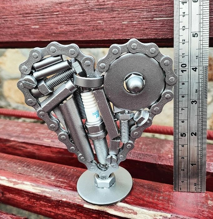 Сърце от рециклирани метални части, различни видове сти