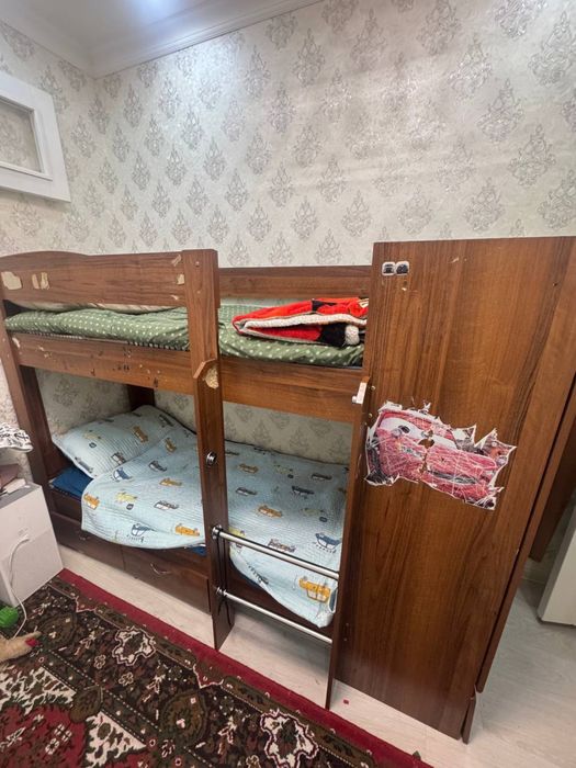 Двухяростная кровать с матрасом