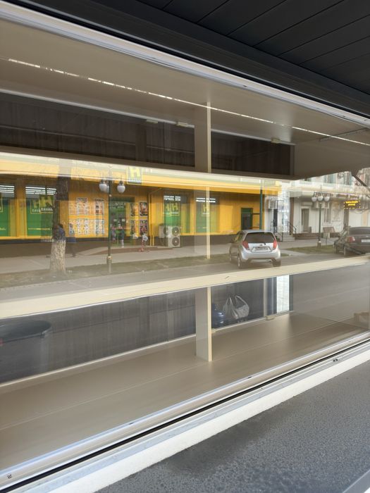 Vitrina mebel holati deyarli yengi