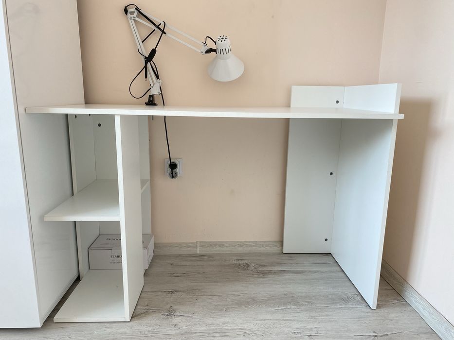 Бяло бюро с рафтове