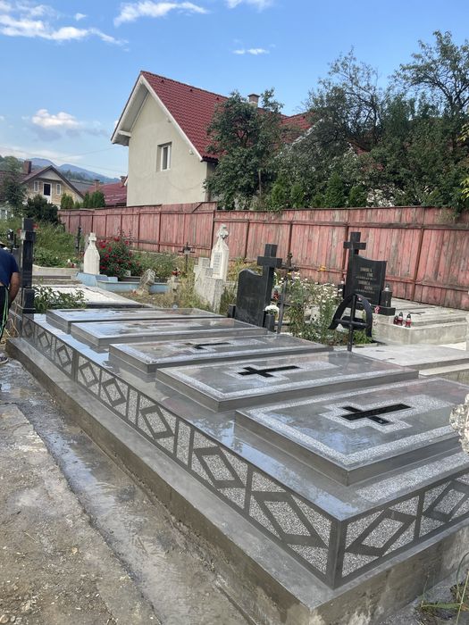 Monumente funerare