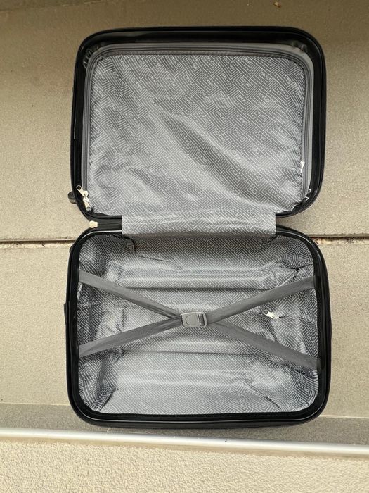 Troller (Bagaj de cabina) carry on.Aproape nou.