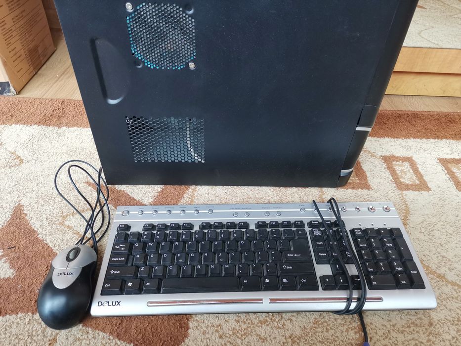 Unitate PC, mouse, tastatura