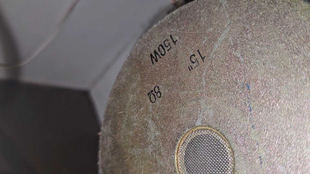 2 бр. 15" басови говорители – 150W, 8 Ohm + кутия подарък